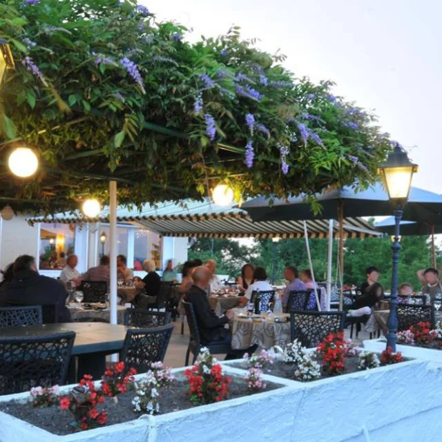 Restaurant Aux Tauzins Montfort-en-Chalosse Terrasse Ombragee