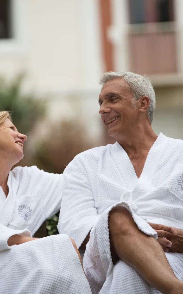 Photo d'ambiance de curistes en peignoir apres leur soin a Prechacq les Bains