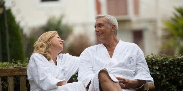 Photo d'ambiance de curistes en peignoir apres leur soin a Prechacq les Bains