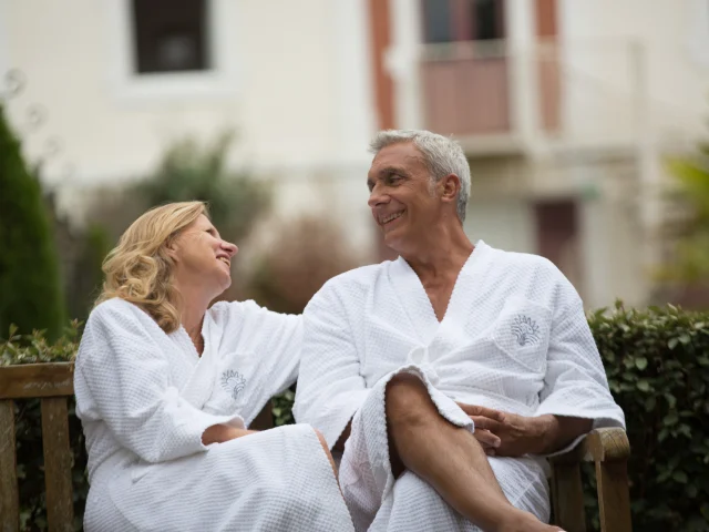 Photo d'ambiance de curistes en peignoir apres leur soin a Prechacq les Bains