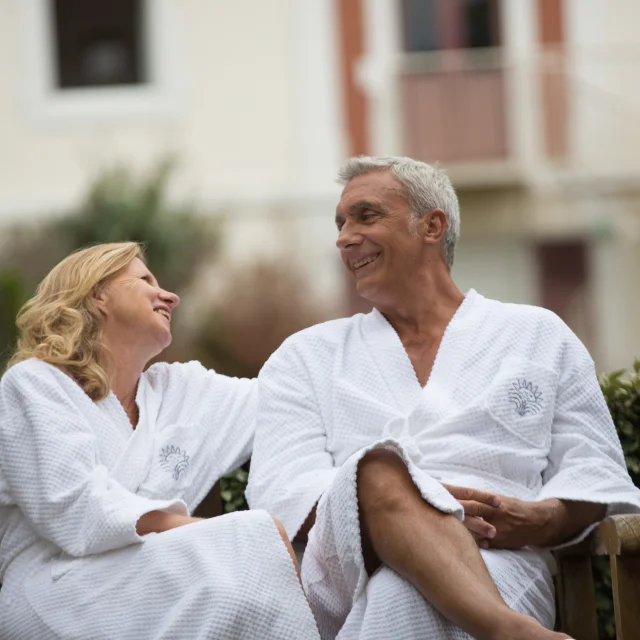 Photo d'ambiance de curistes en peignoir apres leur soin a Prechacq les Bains