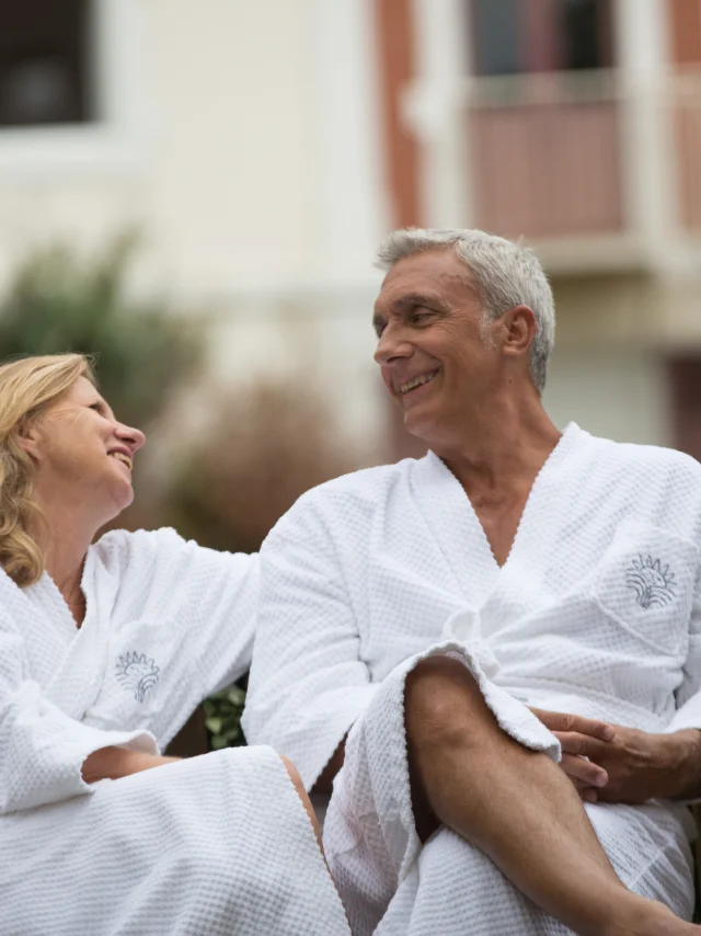 Photo d'ambiance de curistes en peignoir apres leur soin a Prechacq les Bains