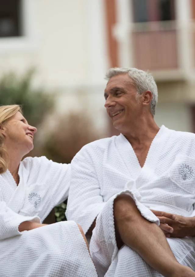 Photo d'ambiance de curistes en peignoir apres leur soin a Prechacq les Bains