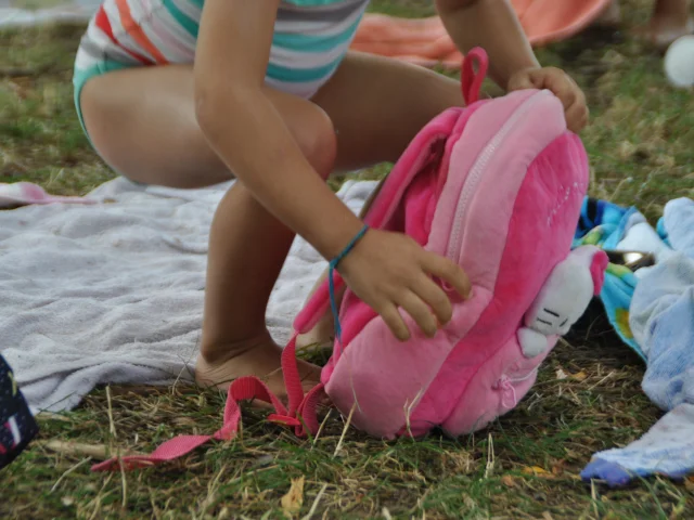 Base De Loisirs Saucille enfant avec son sac de plage