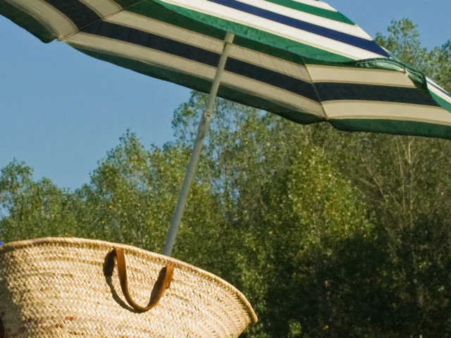 Base de Loisirs de la Saucille à Mugron dans les Landes - parasol et panier