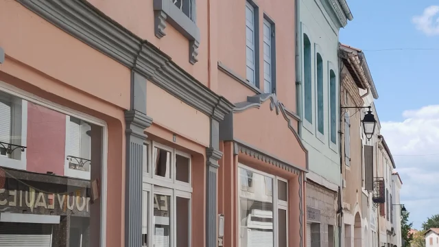 Maisons colorées de la Grand Rue à Montfort-en-Chalosse