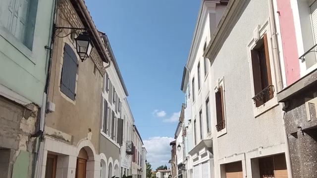 Maisons colorées de la Grand Rue à Montfort-en-Chalosse