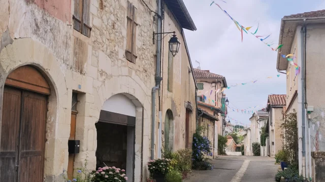 Maisons colorées de la bastide de Montfort-en-Chalosse