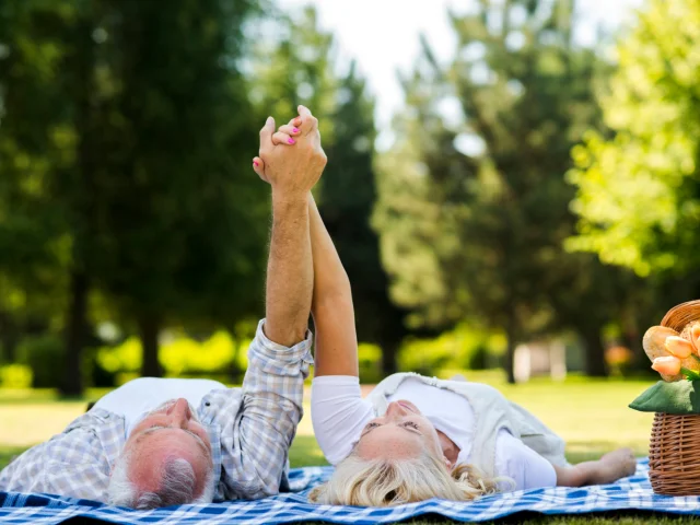 Pique-nique d'un couple d'âge mature en pleine nature au printemps