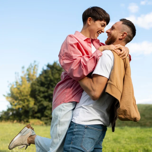 amoureux heureux en pleine nature